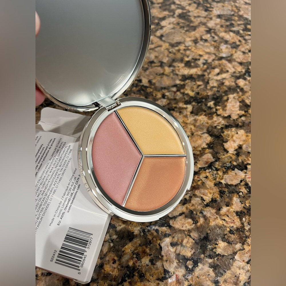 ICONIC LONDON DEWY GLOW HIGHLIGHT
ILLUMINATEUR DEWY GLOW